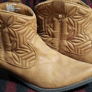 Brown size 8 ankle book cowboy style